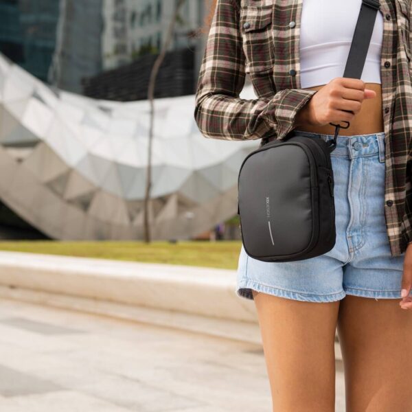 Poklon kolegi za odlazak iz firme 56 crna muska zenska unisex torbica boxy sling xd design 23